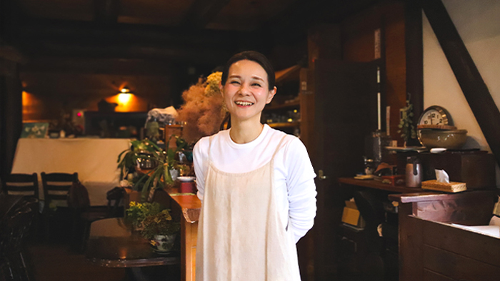 青葉山の麓のログハウスから。美味しい時間を届ける、秋岡範子さん。